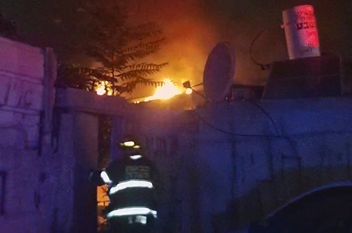 فيديو: إصابة سيدة و3 من أطفالها بحريق منزل في اللد 